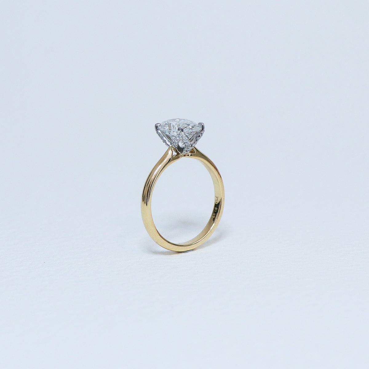 Oval Fleur solitaire, side view.