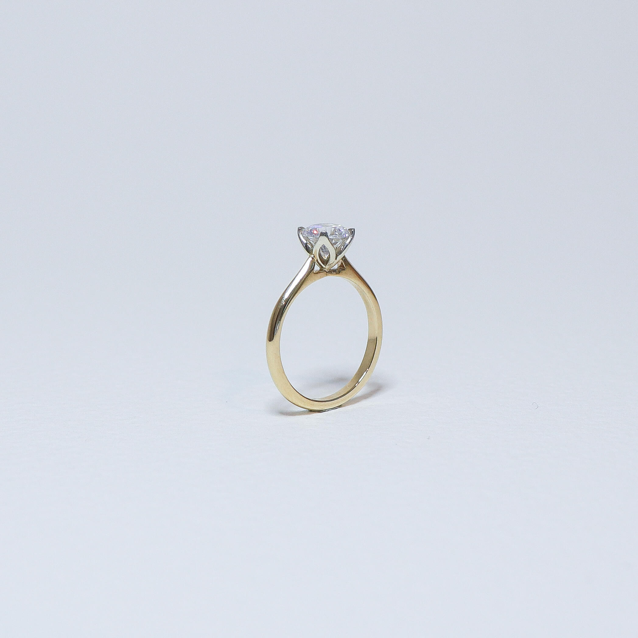Round Fleur Solitaire