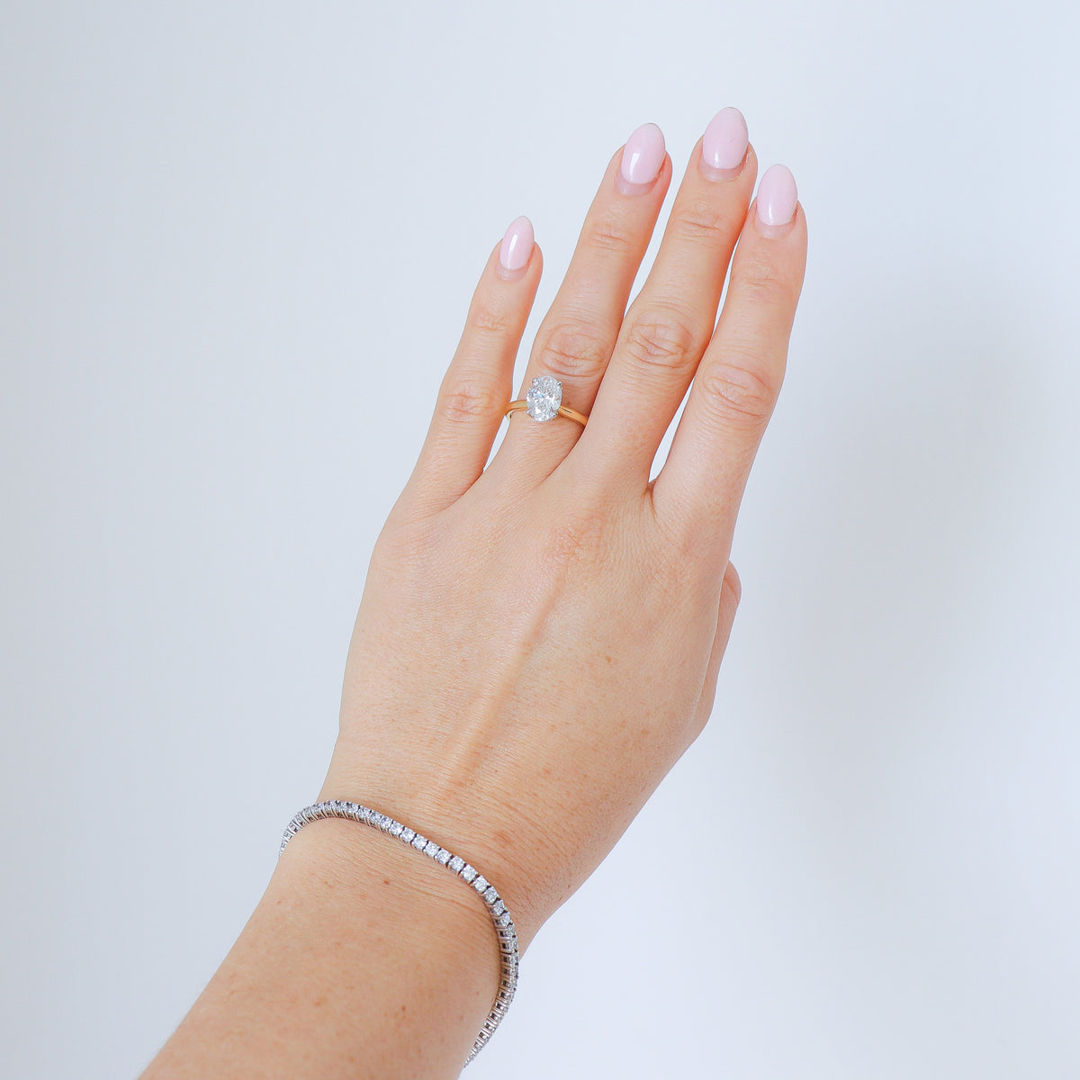 Oval Fleur solitaire on hand